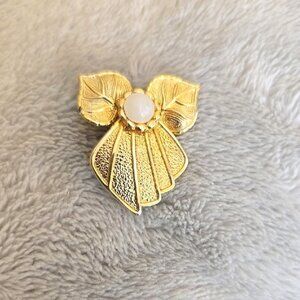 Elegant Gold Tone Leaf Brooch